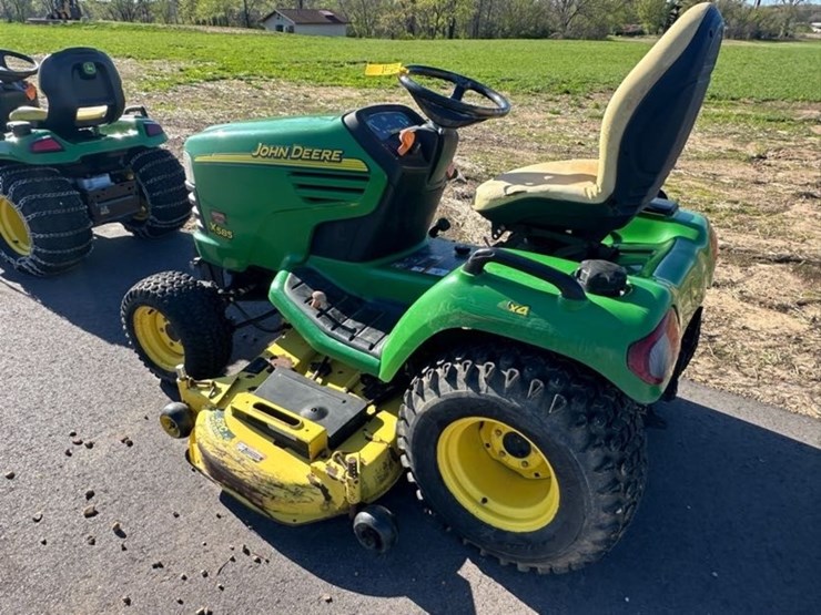 john-deere-x585-image-2