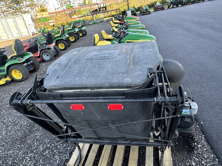 john-deere-mcs-high-lift-bagger-image-5
