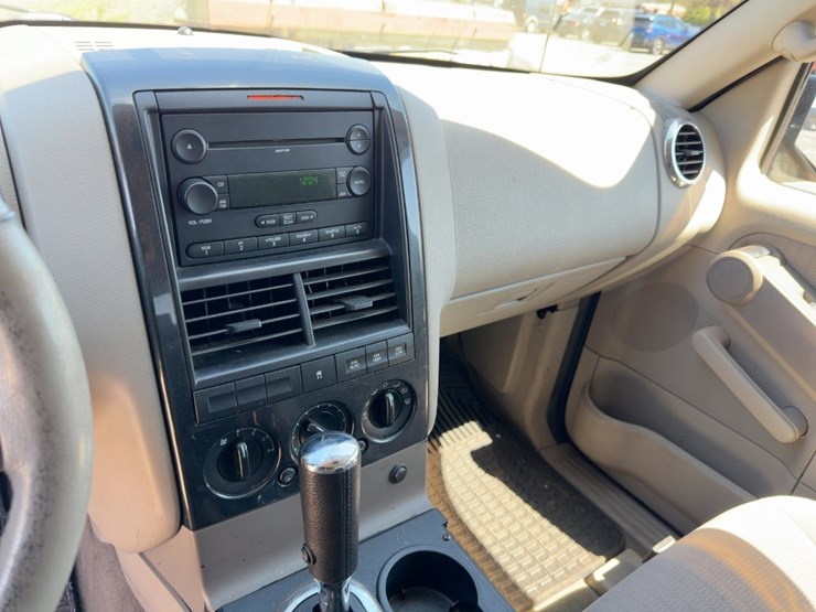 2007-ford-explorer-xlt-image-19