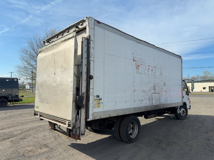 2004-gmc-w5500-image-5