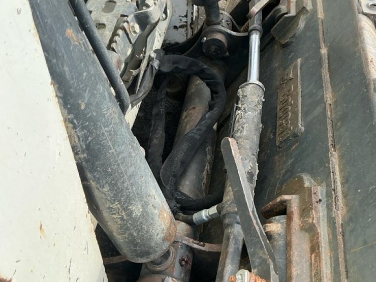 2024-bobcat-t770-image-45