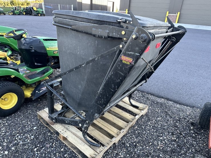 john-deere-mcs-high-lift-bagger-image-2