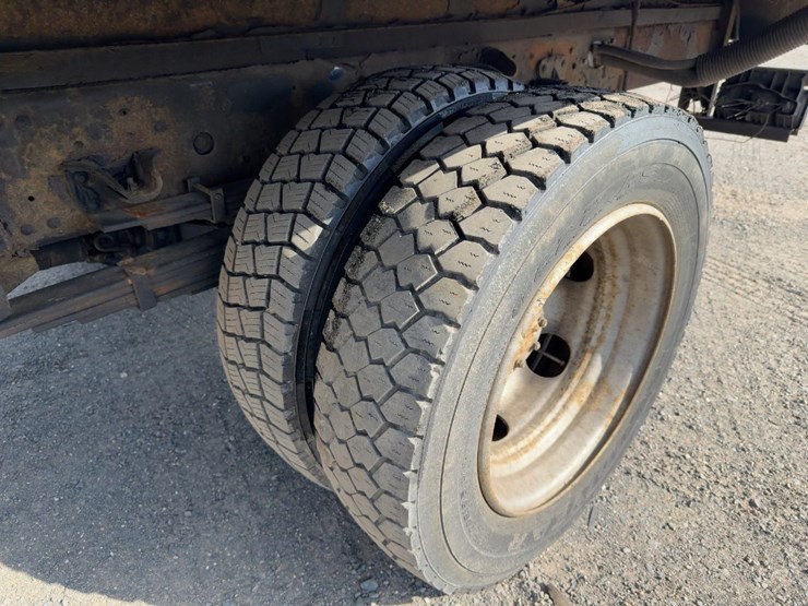 2004-gmc-w5500-image-10