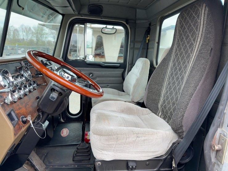 2000-peterbilt-330-image-26