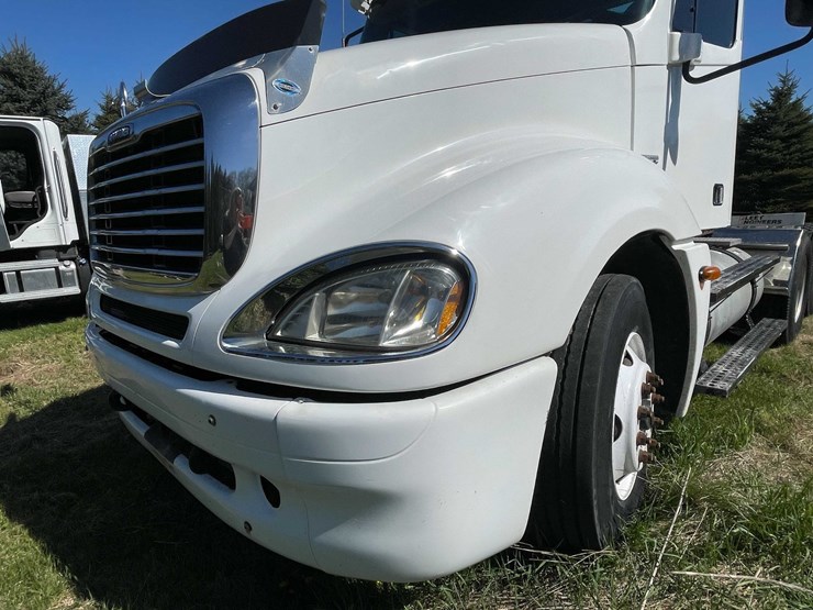 #7157-•-2006-freightliner-columbia-(has-wi-title)-image-13