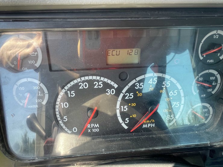 #7157-•-2006-freightliner-columbia-(has-wi-title)-image-66