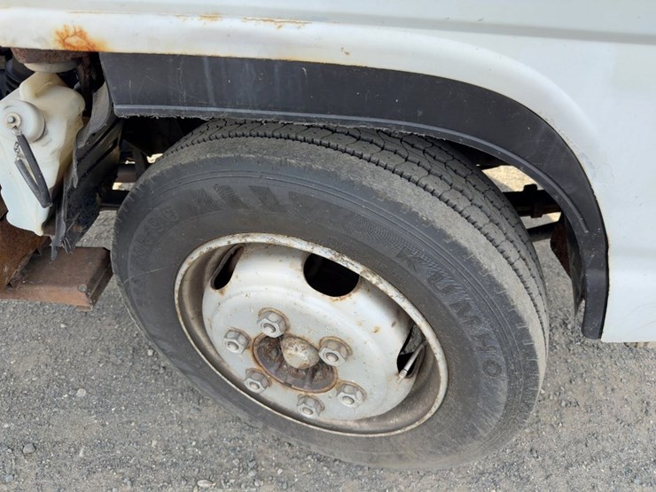 2004-gmc-w5500-image-8