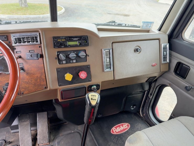 2000-peterbilt-330-image-29