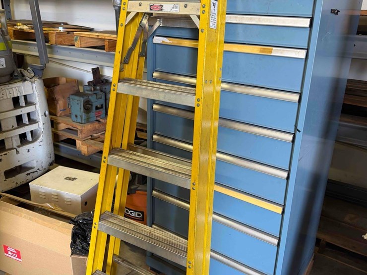 werner-6'-fiberglass-step-ladder-image-1