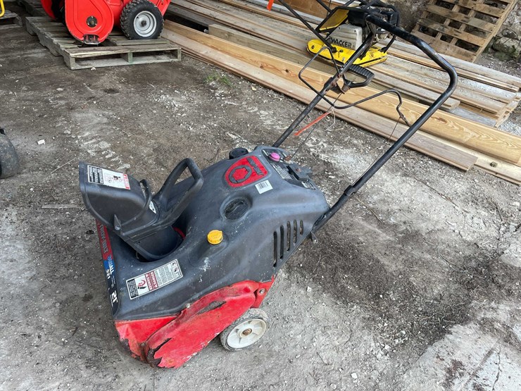 #7416-•-troy-bilt-snow-thrower-image-1