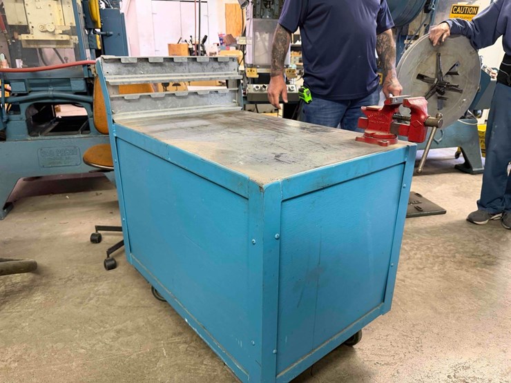 rolling-metal-cabinet-w/-vise-image-4