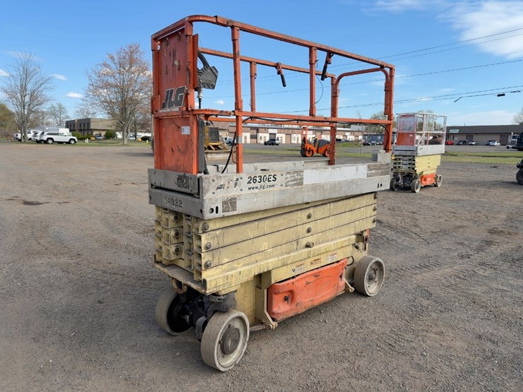 2010-jlg-2630es-image-1