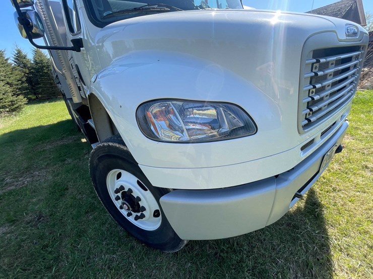 2020-freightliner-m2-106-image-48