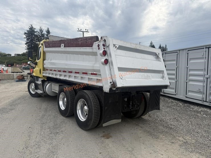 2014-freightliner-108sd-image-9