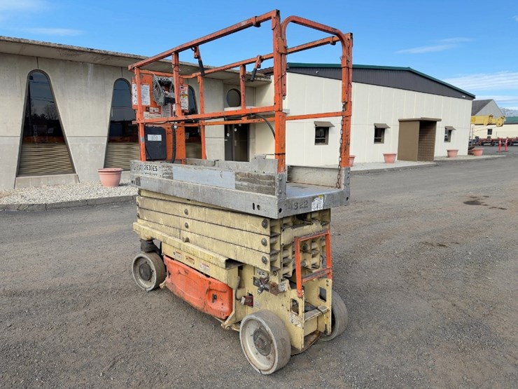 2010-jlg-2630es-image-3