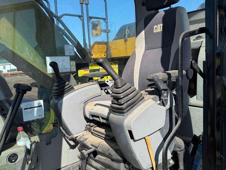 2014-caterpillar-320e-image-16