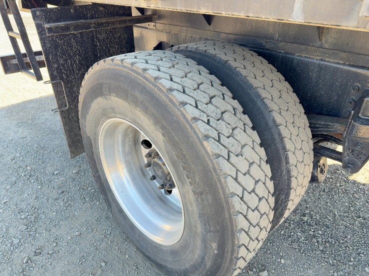 2014-peterbilt-337-image-13