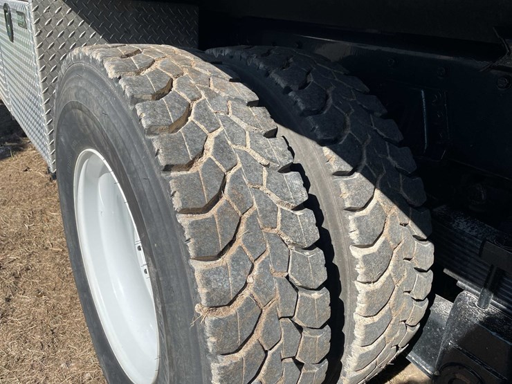 2020-freightliner-m2-106-image-23