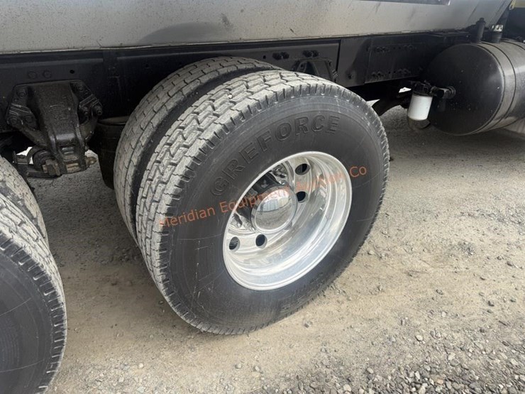 2014-freightliner-108sd-image-29