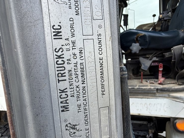 1999-mack-ch613-image-16