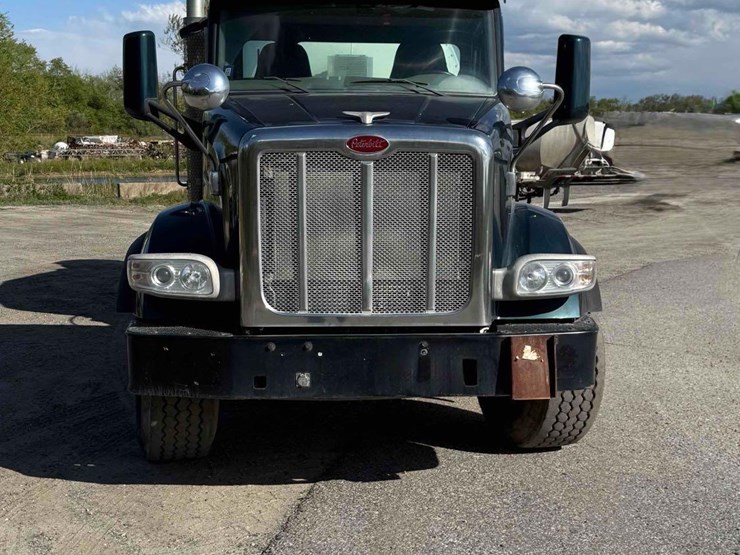 2014-peterbilt-567-image-2