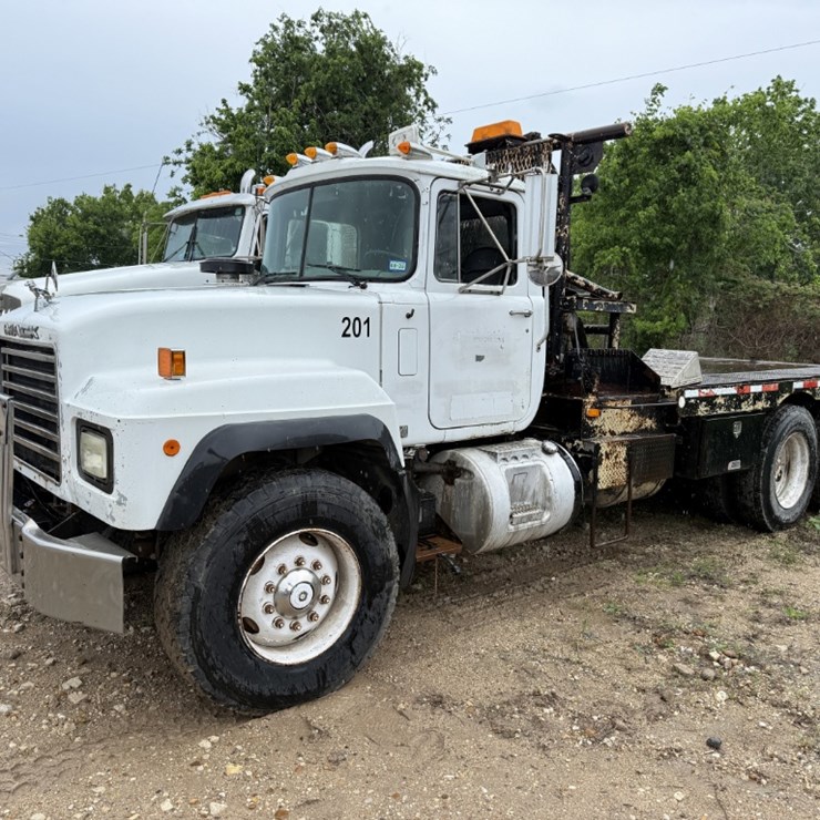 2001 MACK RD688S