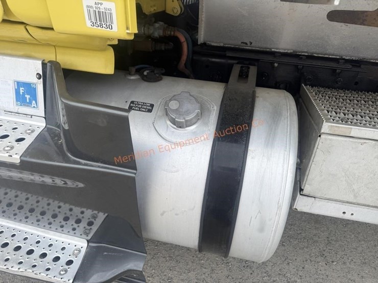 2014-freightliner-108sd-image-17