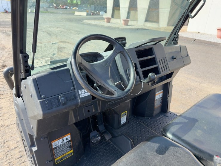 2022-john-deere-gator-image-17