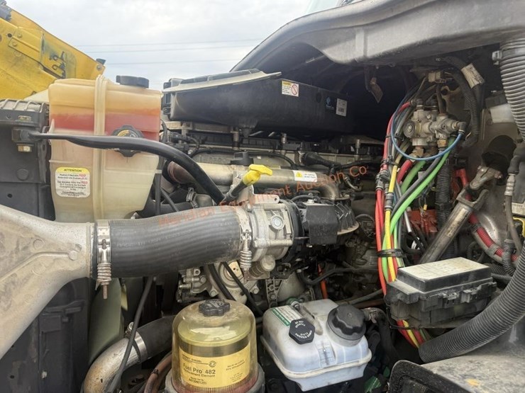 2014-freightliner-108sd-image-33