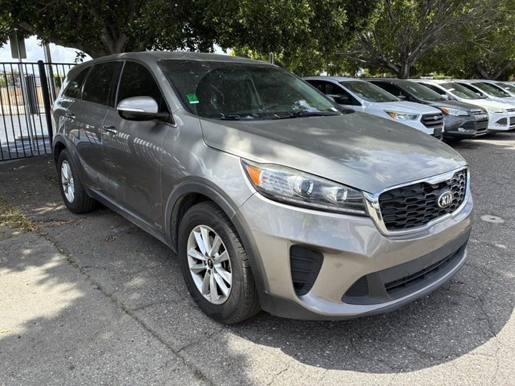 2019-kia-sorento-lx-image-2