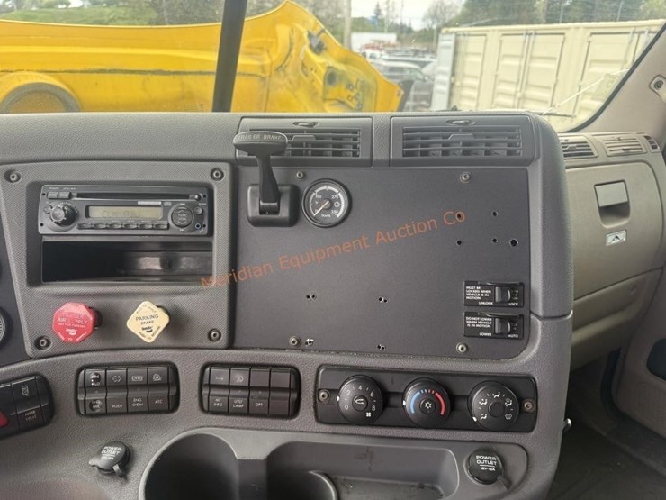 2014-freightliner-108sd-image-44