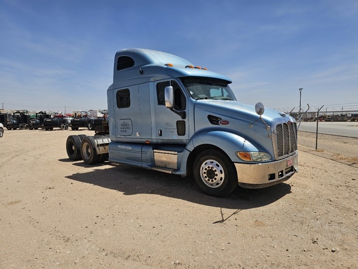 2011-peterbilt-387-image-2