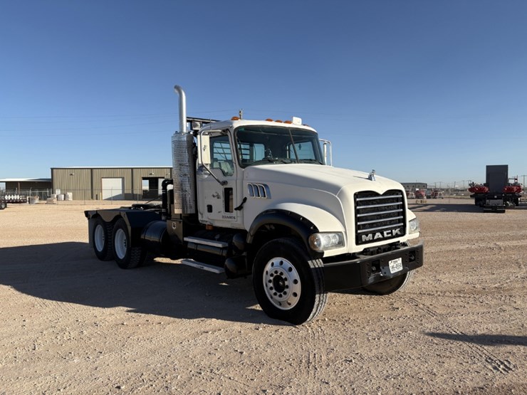2009-mack-granite-gu713-image-2