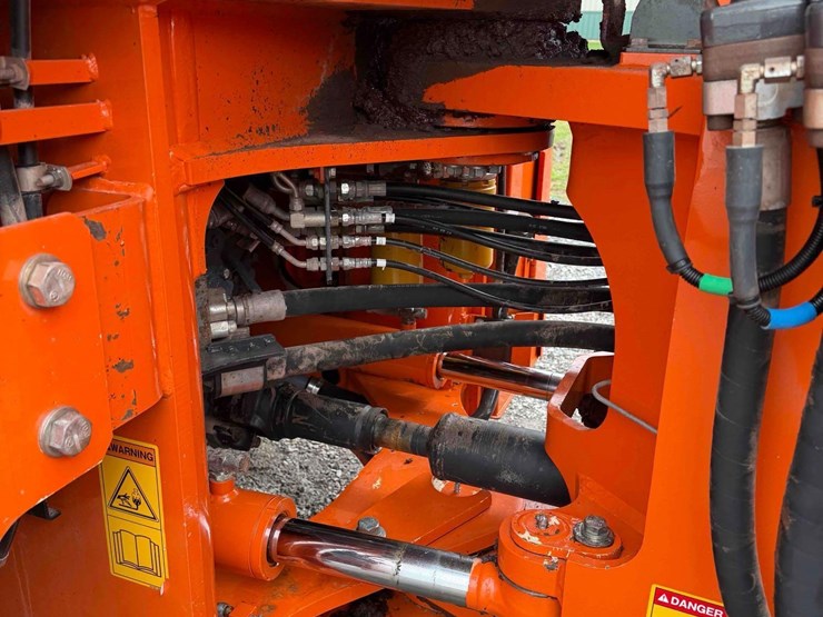 2019-hitachi-zw310-6-image-12