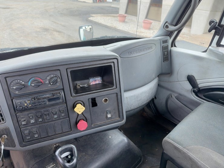 2005-international-8600-image-25