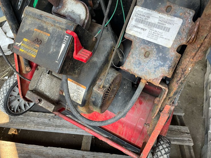 #7406-•-troy-built-snow-blower-image-3