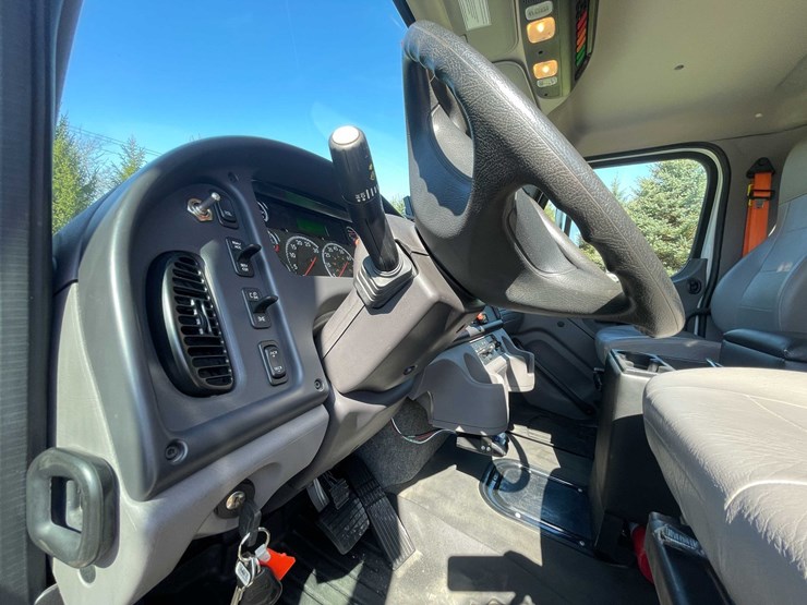 2020-freightliner-m2-106-image-57