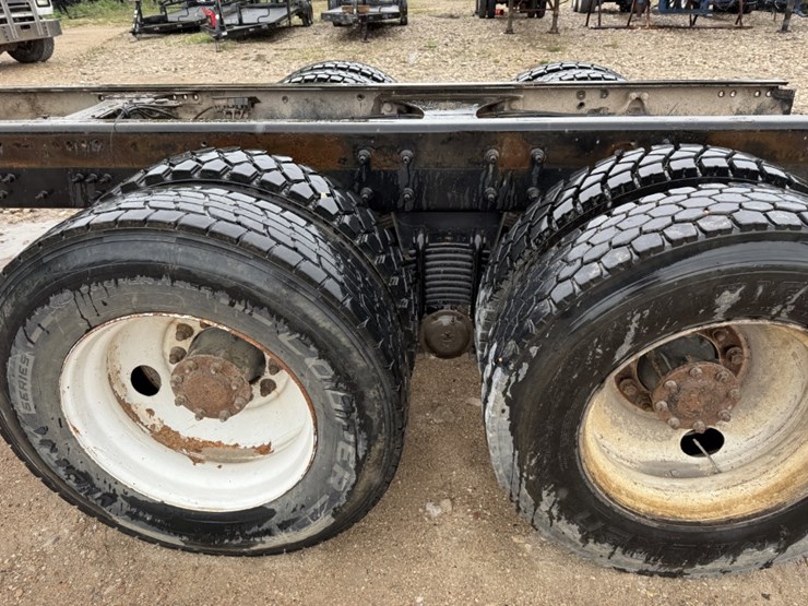 2009-mack-granite-gu713-image-11