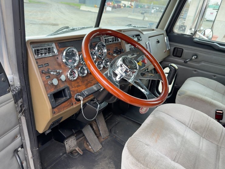 2000-peterbilt-330-image-28