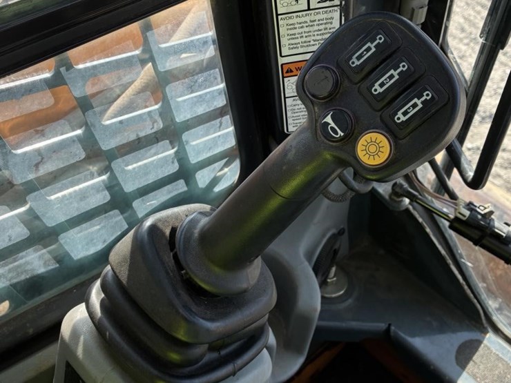 2011-mustang-2700v-image-25