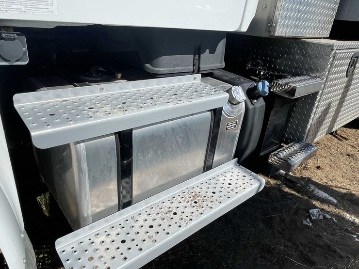 2020-freightliner-m2-106-image-15