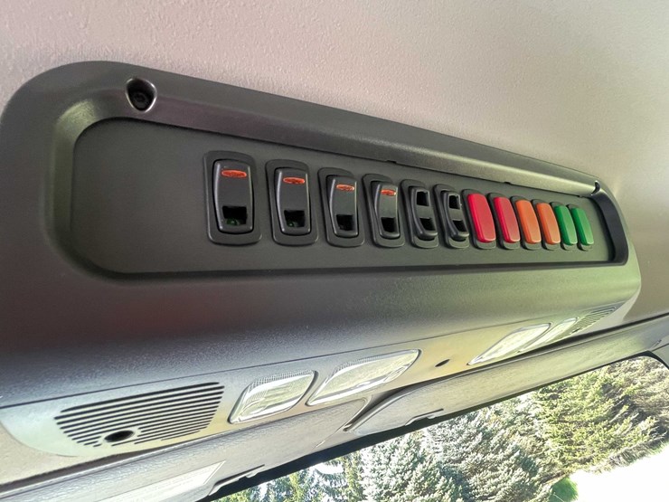 2020-freightliner-m2-106-image-65