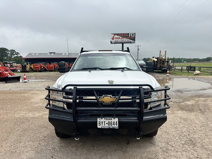 2013-chevrolet-3500hd-image-2