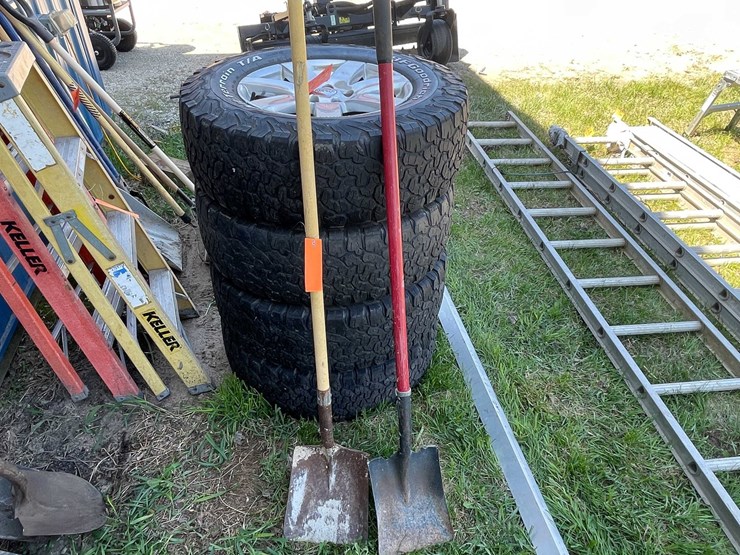 #7442-•-flat-shovels-image-1