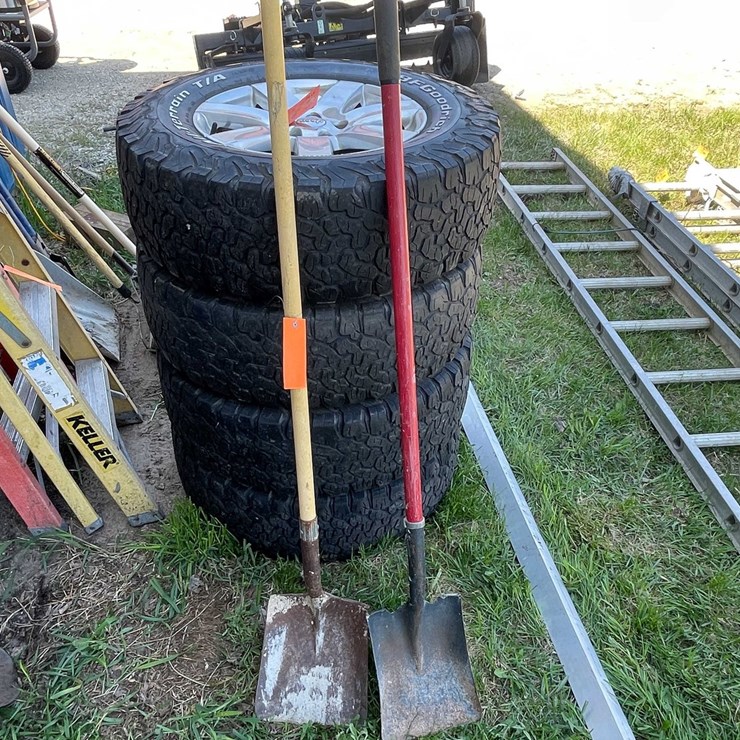 #7442 • Flat Shovels