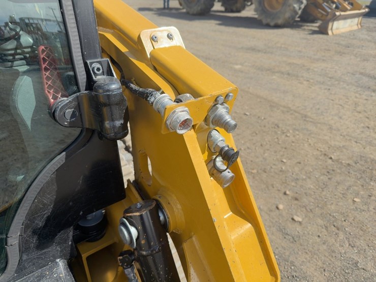 2023-caterpillar-249d3-image-11