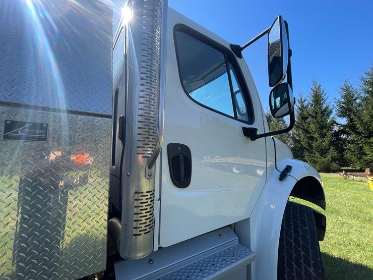 2020-freightliner-m2-106-image-43