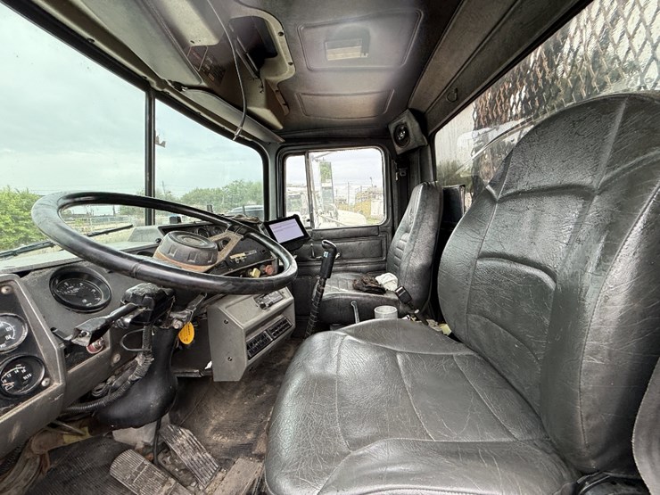 2001-mack-rd688s-image-17