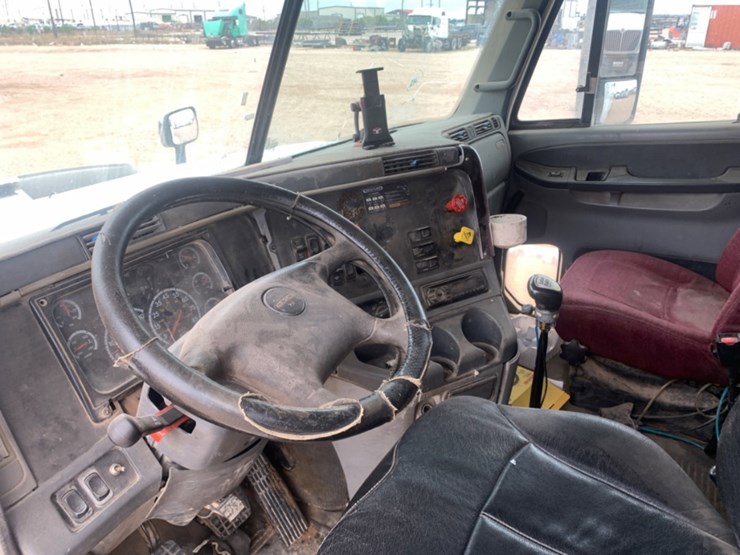 2008-freightliner-columbia-120-image-10