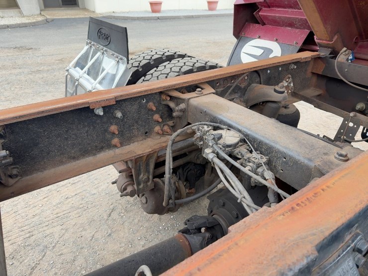 2000-peterbilt-330-image-16